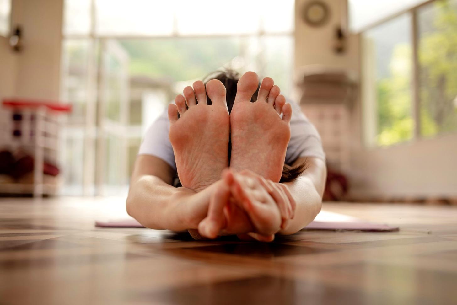Diferentes elementos que acompañan una sesión de yoga relajante