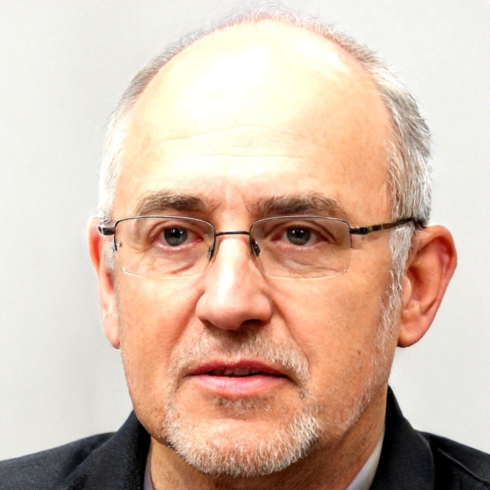 Instructor de yoga Marcos Vega preparando material educativo