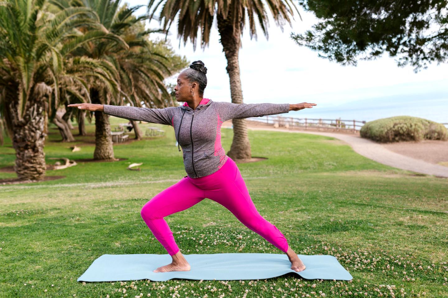 Espacio tranquilo preparado para práctica de yoga personal